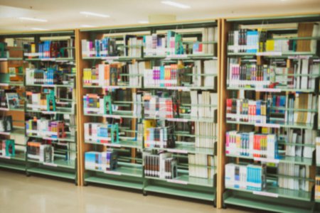 Téléchargez les photos : Vue de fond abstraite floue de la bibliothèque à l'école - en image libre de droit