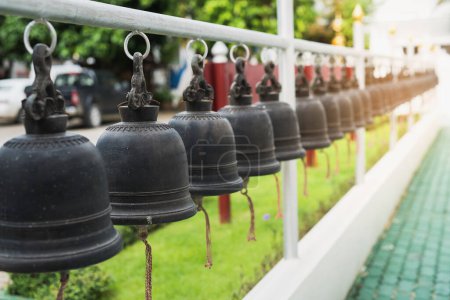 Téléchargez les photos : Grandes cloches en laiton dans le temple - en image libre de droit