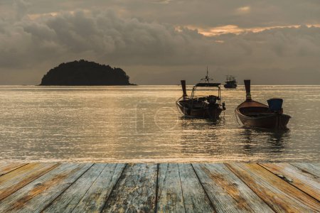 Téléchargez les photos : Plancher en bois et bateaux de pêche sur la mer - en image libre de droit