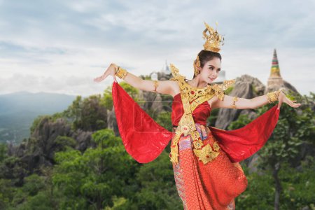 Téléchargez les photos : Femme portant la robe thai typique avec le style thai - en image libre de droit