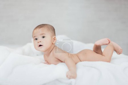 Foto de Retrato imagen de lindo adorable pequeño bebé - Imagen libre de derechos