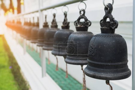 Foto de Grandes campanas de bronce en el templo - Imagen libre de derechos