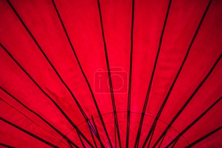 Téléchargez les photos : Parapluie japonais oriental rouge - en image libre de droit