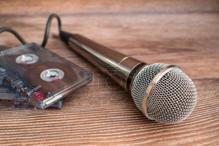 Foto de Micrófono y viejas cintas de audio, objetos de tiempos pasados - Imagen libre de derechos