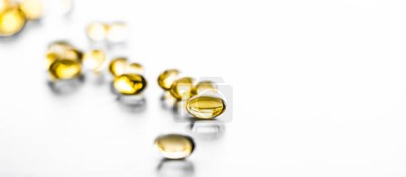 Téléchargez les photos : Vitamine D et d'or Oméga 3 pilules pour une alimentation saine, capsules de suppléments alimentaires à l'huile de poisson, les soins de santé et la médecine comme fond de la pharmacie - en image libre de droit