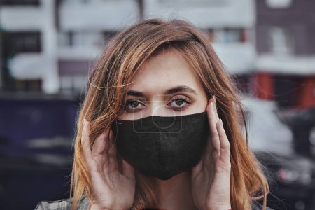 Téléchargez les photos : Portrait d'adolescente concernée à porter des masques protecteurs - en image libre de droit