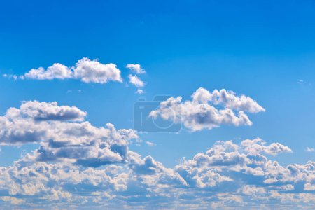 Téléchargez les photos : Nuages blancs contre un ciel bleu. Ciel nuageux par temps clair. - en image libre de droit