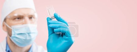 Téléchargez les photos : "Médecin tenant une viole avec vaccin contre le virus de la couronne." - en image libre de droit