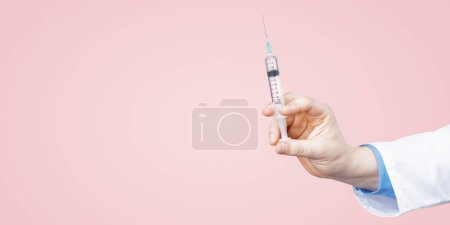 Foto de "Médico sosteniendo una jeringa con vacuna contra el virus corona." - Imagen libre de derechos