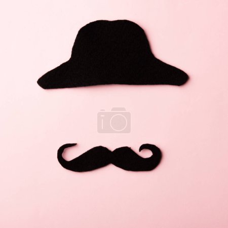 Téléchargez les photos : Moustache noire et bonnet sur fond rose - en image libre de droit