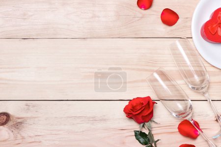 Téléchargez les photos : "Mariage, Saint Valentin, Anniversaire ou fond de célébration avec boîte cadeau rouge et rose
." - en image libre de droit