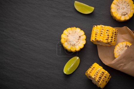 Foto de "Delicioso maíz a la parrilla sabroso sobre fondo de piedra negra
." - Imagen libre de derechos