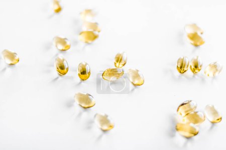 Téléchargez les photos : "Vitamine D et d'or Oméga 3 pilules pour une alimentation saine, capsules de suppléments alimentaires à l'huile de poisson, les soins de santé et la médecine comme fond de la pharmacie" - en image libre de droit