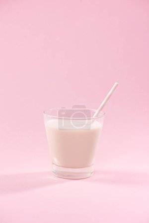 Téléchargez les photos : "Produits laitiers. Un verre de lait sur fond rose." - en image libre de droit