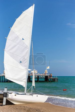 Foto de Catamarán en la orilla del mar - Imagen libre de derechos