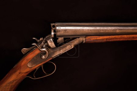 Téléchargez les photos : Fusil de chasse vintage sur fond sombre - en image libre de droit