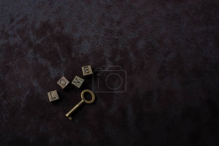 Téléchargez les photos : "Key and love wording on a dark background" - en image libre de droit