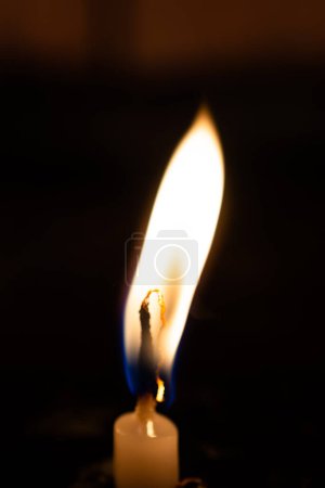 Foto de Vela encendida que hace la luz a la vista como fondo - Imagen libre de derechos
