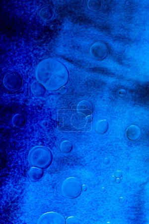 Foto de "Macro tiro de burbujas de aceite sobre fondo de color
" - Imagen libre de derechos