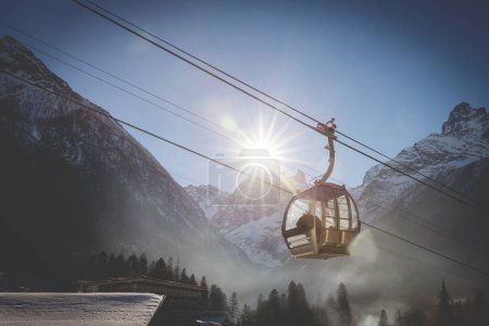 Téléchargez les photos : Téléphérique dans la station de ski - en image libre de droit