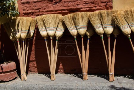 Téléchargez les photos : Brooms made of broom sorghum or Household, cleaning services, housewives, concept. - en image libre de droit