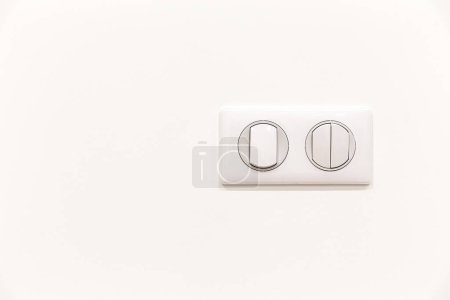 Téléchargez les photos : Interrupteur moderne blanc sur mur blanc - en image libre de droit