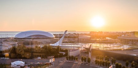 Téléchargez les photos : Russie, Sotchi, 15 août 2016 : Stade olympique Fisht au coucher du soleil avec mer en arrière-plan - en image libre de droit