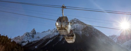 Téléchargez les photos : Téléphérique dans la station de ski - en image libre de droit