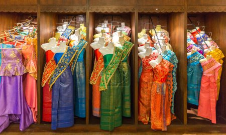 Foto de Verificación de los vestidos tradicionales tailandeses en la tienda - Imagen libre de derechos