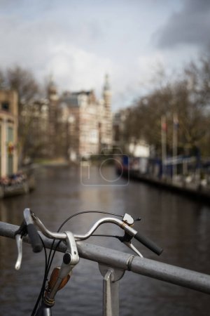 Foto de Bicicleta estacionada en la ciudad - Imagen libre de derechos