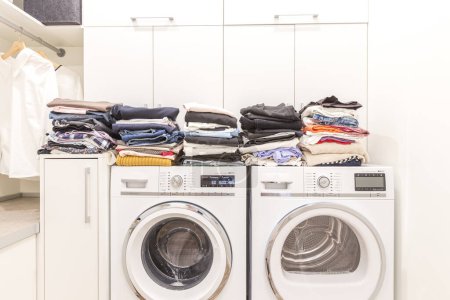 Foto de "Montones de ropa limpia en el lavadero
" - Imagen libre de derechos