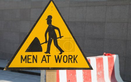 Foto de Hombres en el trabajo señal de tráfico - Imagen libre de derechos