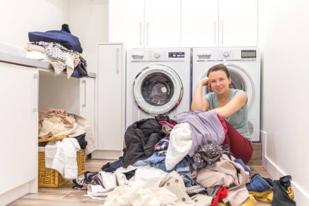 Foto de Mujer feliz en un cuarto de lavado moderno - Imagen libre de derechos