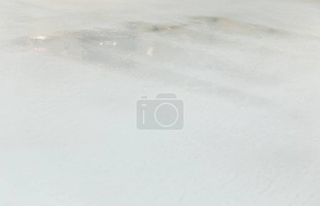 Téléchargez les photos : Fond de glace avec des marques de patinage et de hockey, texture bleue de la surface de la patinoire avec de nombreuses rayures - en image libre de droit