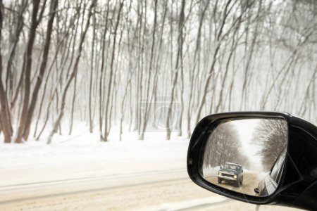 Téléchargez les photos : Reflection of winter road - en image libre de droit