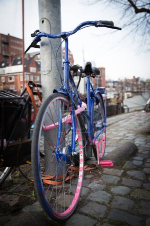 Téléchargez les photos : Vélo garé dans la ville - en image libre de droit