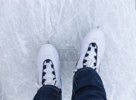 Téléchargez les photos : Plan recadré de chaussures de patinage sur glace - en image libre de droit