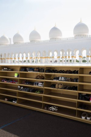 Foto de ABU DHABI, EMIRATOS ÁRABES UNIDOS - 18 DE ENERO: Mezquita Sheikh Zayed, el 18 de enero de 2014 en Abu Dhabi. La Gran Mezquita es una de las mezquitas más grandes del mundo - Imagen libre de derechos