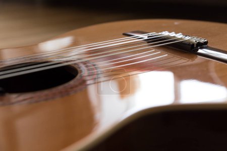 Téléchargez les photos : Le gros plan de la guitare acoustique - en image libre de droit