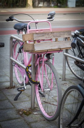 Téléchargez les photos : Vélo garé dans la ville - en image libre de droit