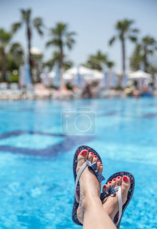 Téléchargez les photos : Détente, pieds de femme à la piscine - en image libre de droit