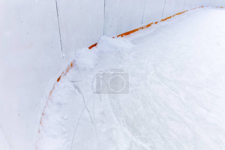 Foto de "Fondo de hielo con marcas de patinaje y hockey, textura azul de la superficie de la pista con muchos arañazos" - Imagen libre de derechos