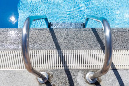 Téléchargez les photos : Étapes de la piscine close up - en image libre de droit