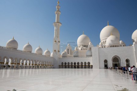 Téléchargez les photos : ABU DHABI, ÉMIRATS ARABES UNIS - 18 JANVIER : Grande mosquée Cheikh Zayed, le 18 janvier 2014 à Abu Dhabi. La Grande Mosquée est l'une des plus grandes mosquées du monde - en image libre de droit