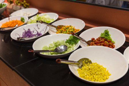 Téléchargez les photos : "Variété de salades fraîches dans un buffet" - en image libre de droit