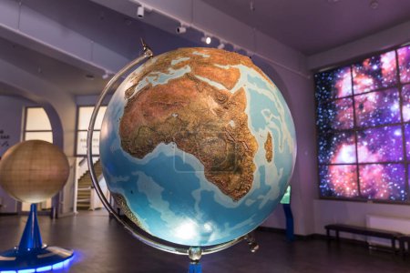 Foto de "MOSCÚ, RUSIA - 28 DE SEPTIEMBRE: Exposición en el Planetario de Moscú el 28 de septiembre de 2014 en Moscú. Uno de los planetarios más grandes y antiguos del mundo
." - Imagen libre de derechos