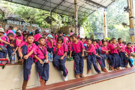 Téléchargez les photos : THAÏLANDE, PHUKET, 09 janvier 2018 - Des enfants en visite à Phuket bir - en image libre de droit