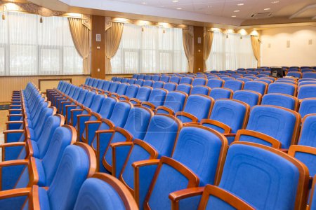 Téléchargez les photos : Salle de conférence avec sièges bleus - en image libre de droit