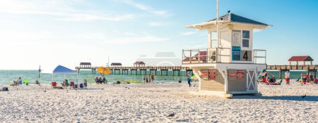 Téléchargez les photos : Plage Clearwater, Floride, États-Unis - 17 septembre 2019 : Tour de sauvetage sur la belle plage Clearwater avec sable blanc en Floride États-Unis - en image libre de droit
