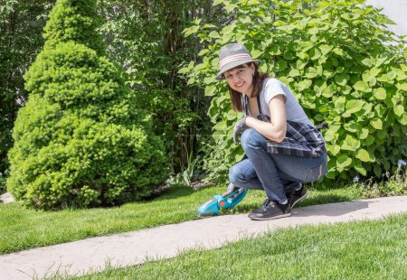 Téléchargez les photos : Femme travaillant dans le jardin - en image libre de droit
